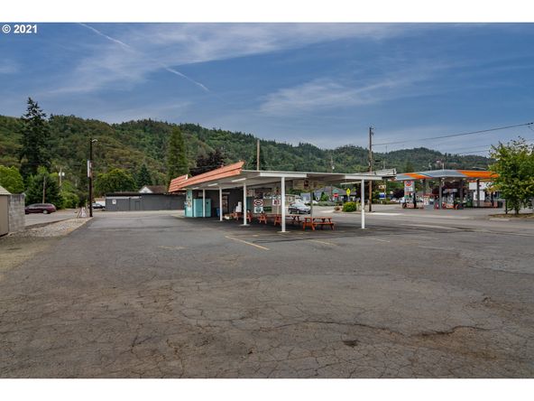 1270 W Harvard Ave, Roseburg, OR 97471